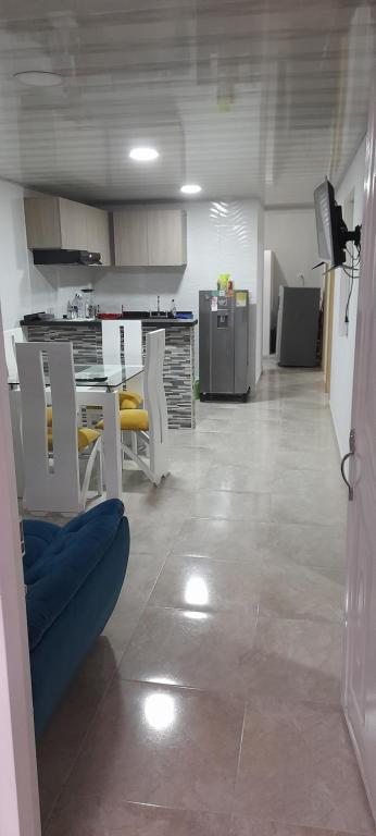 a kitchen with a couch and chairs in a room at Apartamento ideal para descansar in San Gil