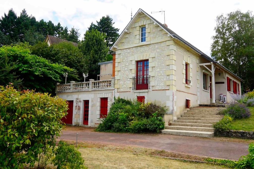 une vieille maison blanche avec des portes et des escaliers rouges dans l'établissement *Bellevue* Demeure vue Cher et Château, à Seigy