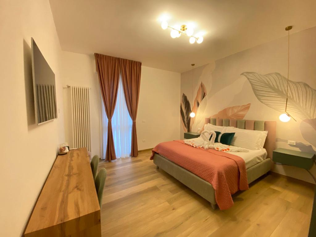 - une chambre avec un lit et du parquet dans l'établissement Sant'Orsola Lodge Bologna, à Bologne