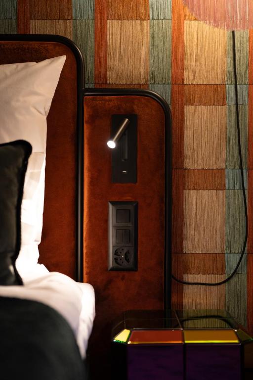 Postel nebo postele na pokoji v ubytování The Home Hotel Zürich - a member of DESIGN HOTELS