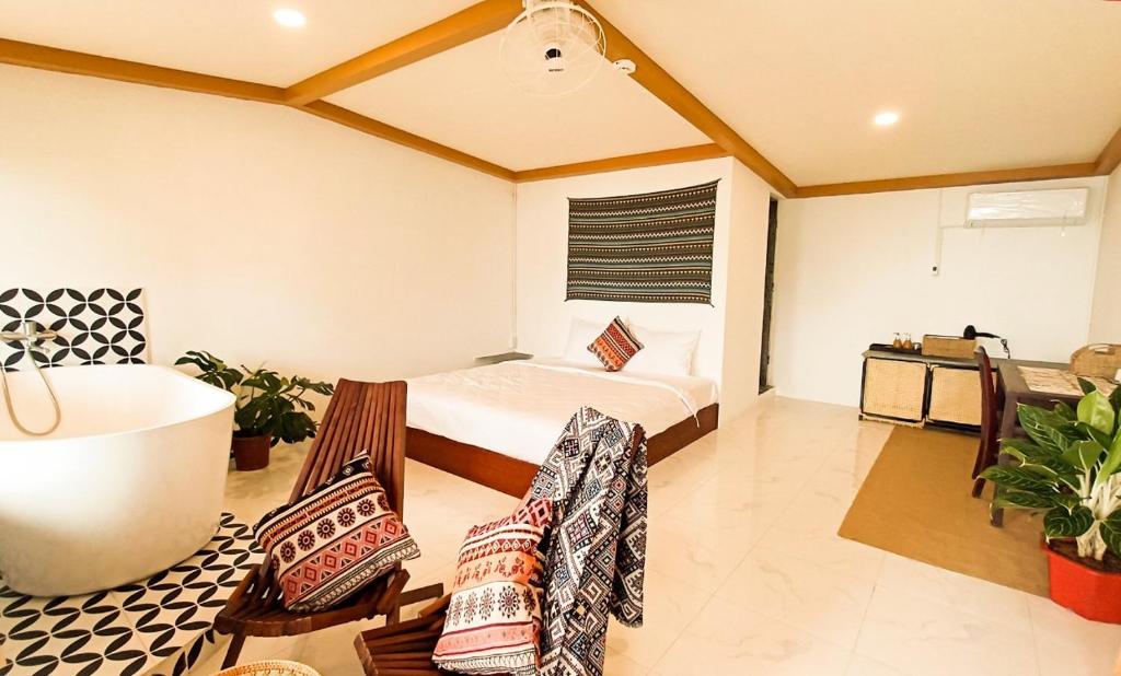 美奈的住宿－Maidi Homestay Mui Ne，一间卧室设有一张床和一间客厅。