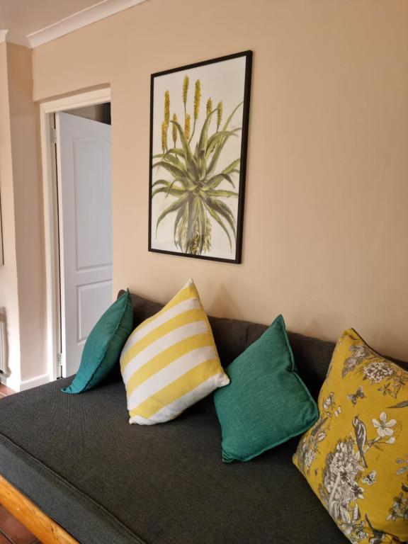 un divano con cuscini in soggiorno di Little Louisa a Port Elizabeth