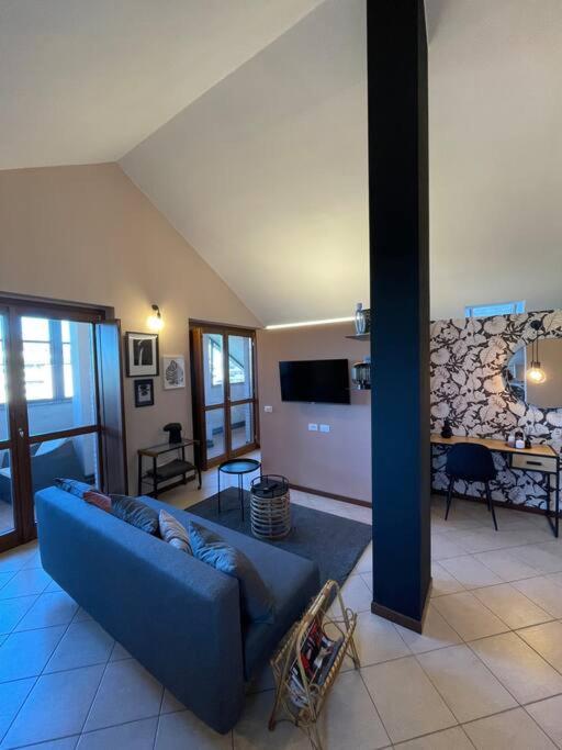 Lacchiarella的住宿－appartamento vistaverde，客厅设有蓝色的沙发和壁炉