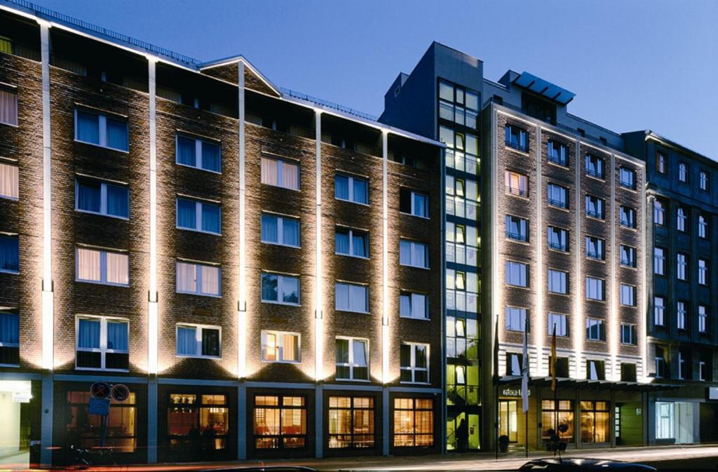 un edificio con luces en el lateral. en relexa hotel Stuttgarter Hof, en Berlín