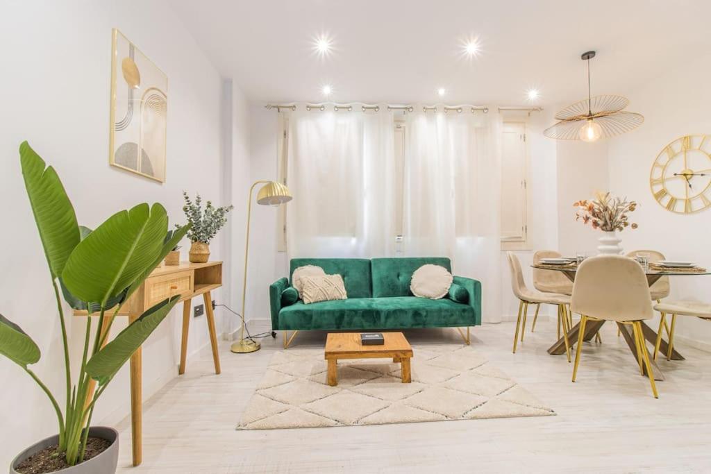 sala de estar con sofá verde y mesa en Luxury Duplex Plaza del Pilar, en Zaragoza