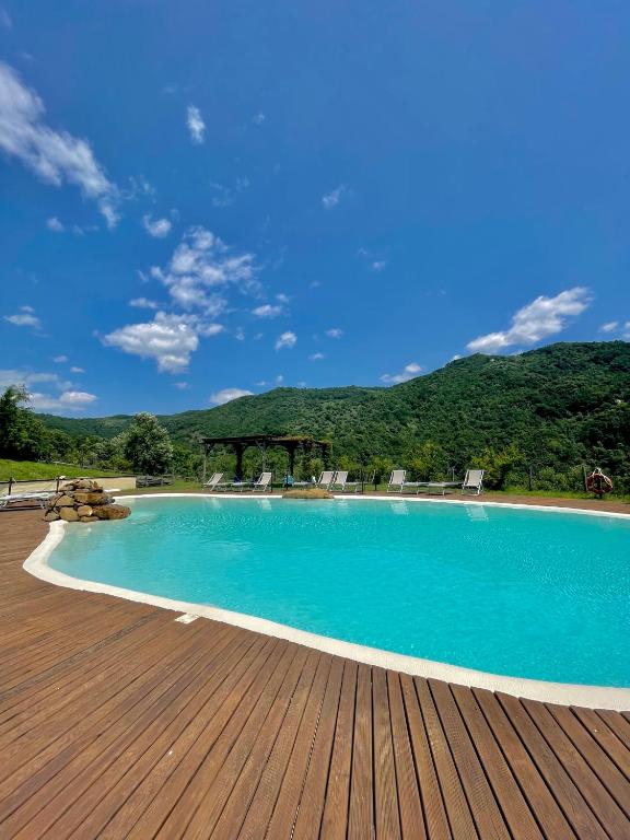 duży basen na drewnianym tarasie w obiekcie Agriturismo Piano di Andrea w mieście Ostigliano