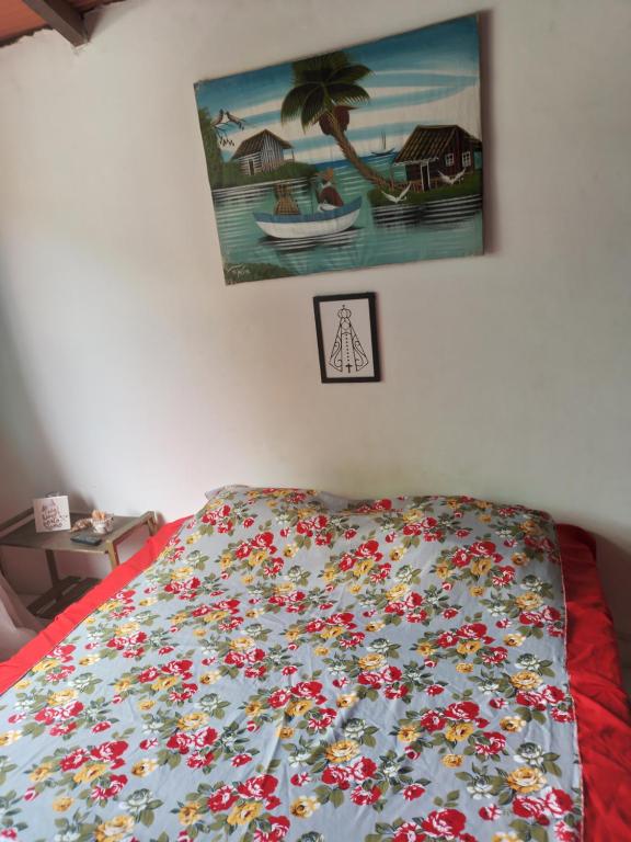 Una cama con una manta con flores. en CactusStudio, en Salvador