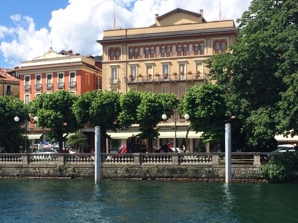 un bâtiment à côté d'une masse d'eau dans l'établissement Hotel Belvedere San Gottardo, à Verbania