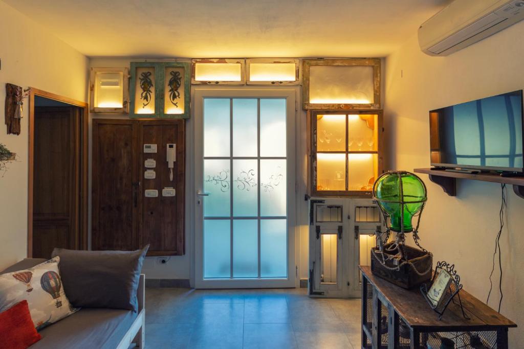 Televízia a/alebo spoločenská miestnosť v ubytovaní La Serra Sognante Guest house con giardino