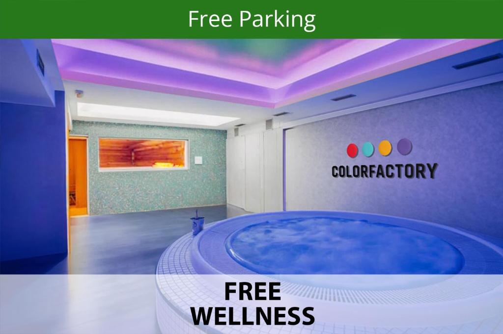 COLORFACTORY SPA Hotel - Czech Leading Hotels في براغ: تقديم حمام مع حوض في الغرفة