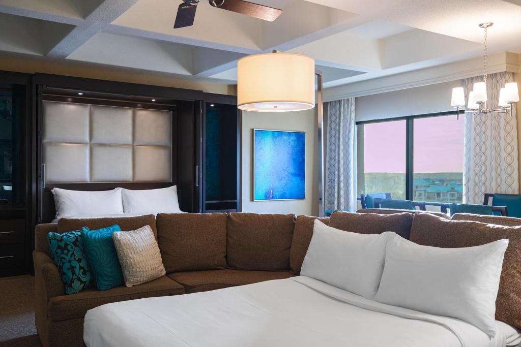 Renaissance Orlando at SeaWorld® - King Murphy Bed And Sofa Bed Ile Salon Odası