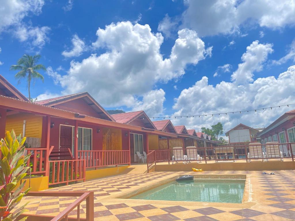 une rangée de maisons colorées avec une piscine dans l'établissement Lanta for Rest Boutique, à Ko Lanta