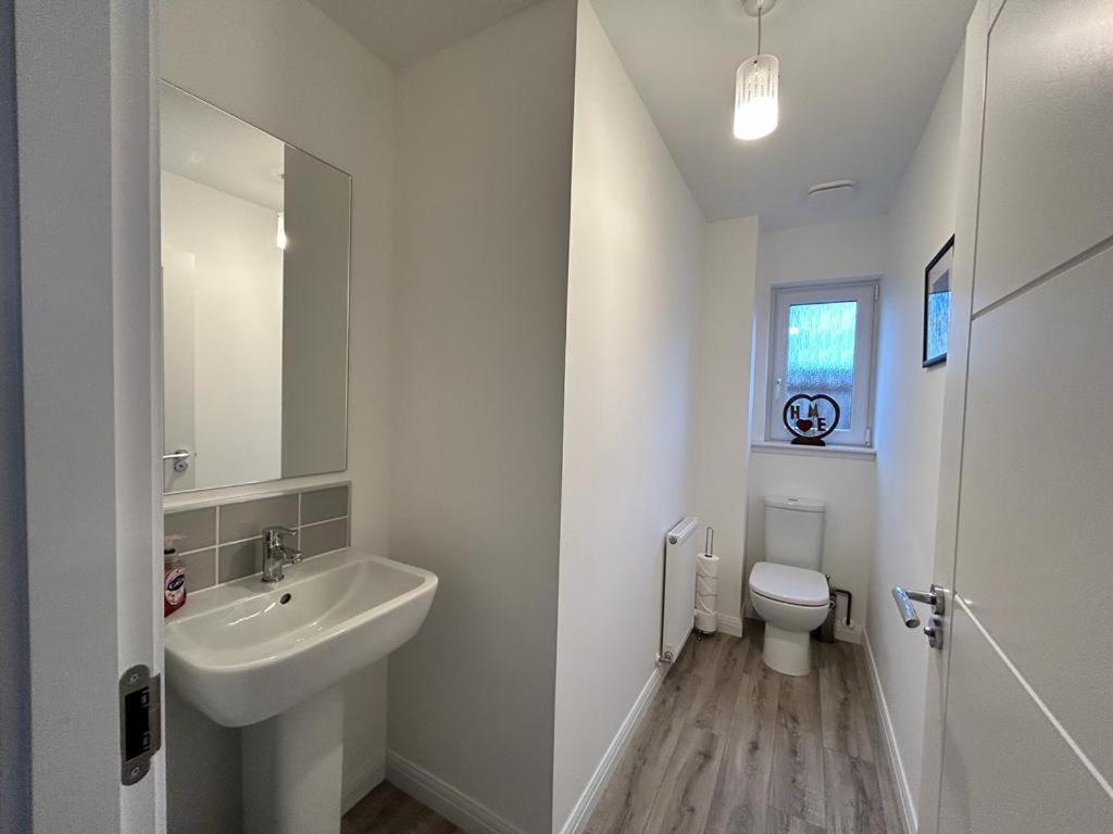 une salle de bain blanche avec un lavabo et des toilettes dans l'établissement Faillie, à Inverness