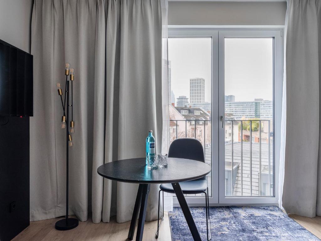 
Large Studio with Kitchenette, Lift Access - No Air Conditioning
