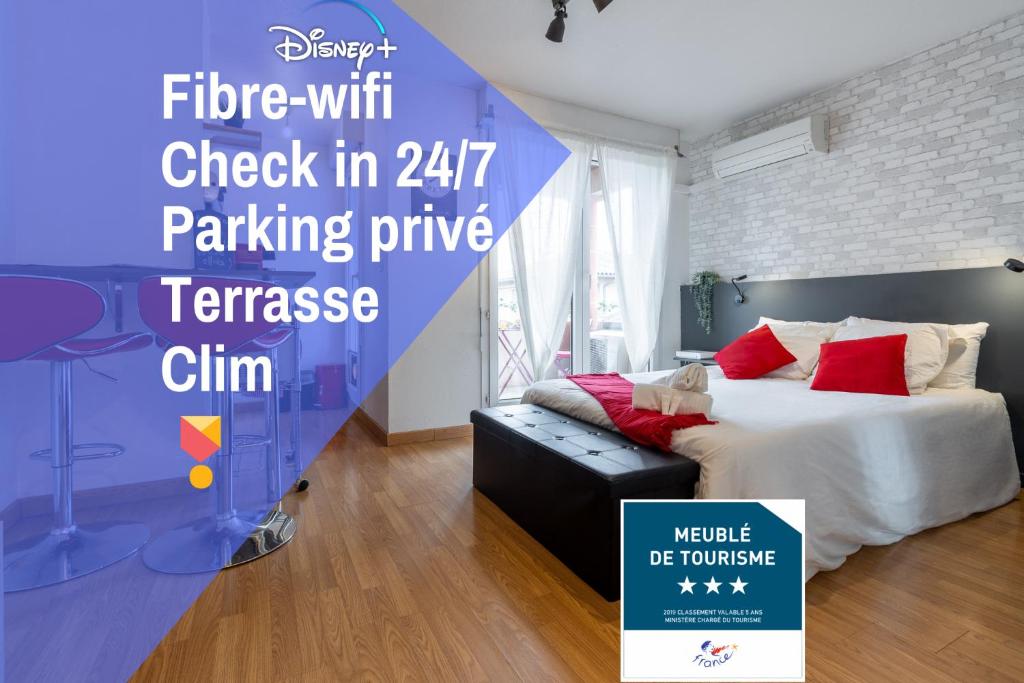 - une chambre avec un lit et un panneau indiquant la fibre lors de l'enregistrement dans l'établissement Studio ToulouseCityStay Basso Cambo, à Toulouse