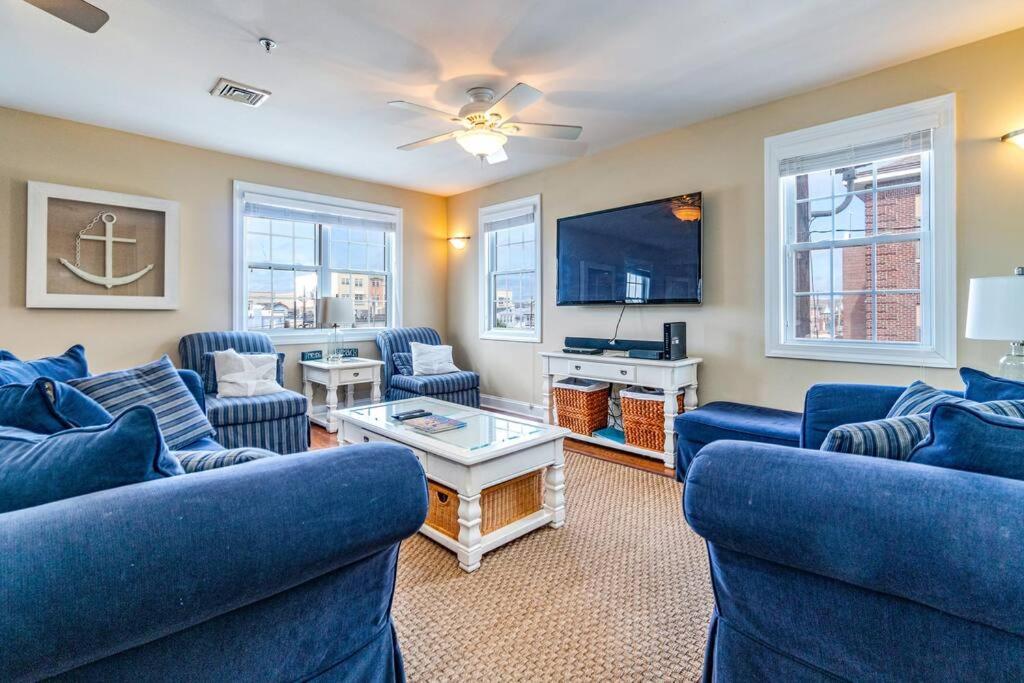 sala de estar con sofás azules y TV de pantalla plana en 4-bedroom condo, elevator, king bed, and parking, en Ocean City