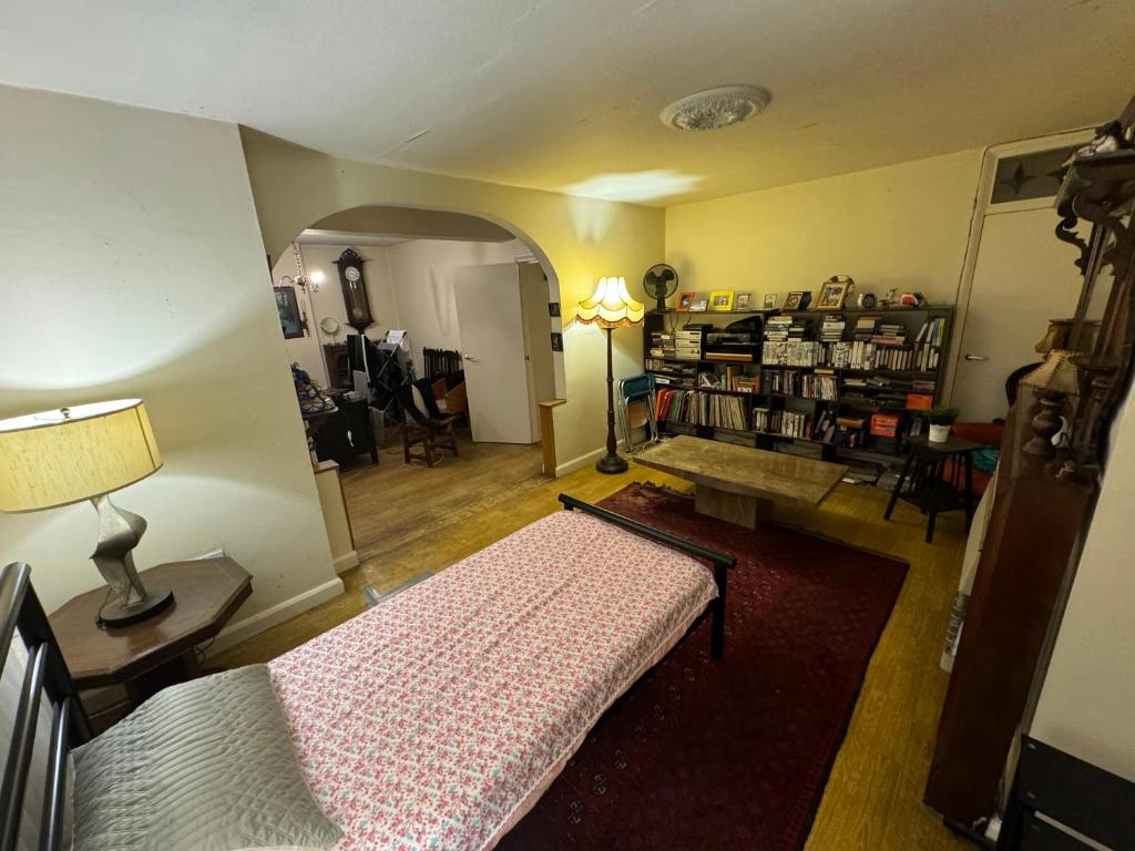 salon z łóżkiem i stołem w pokoju w obiekcie Highgate Hill Room! w Londynie