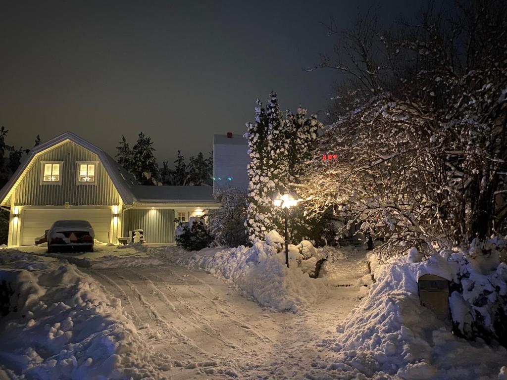 Dr Åsa Kallfors Järna Bed & Breakfast w Garden, near Golf, Lakes, the Baltic Sea, Forest Trails & Nature, Stockholm - Apartamento Familiar De Dos Dormitorios
