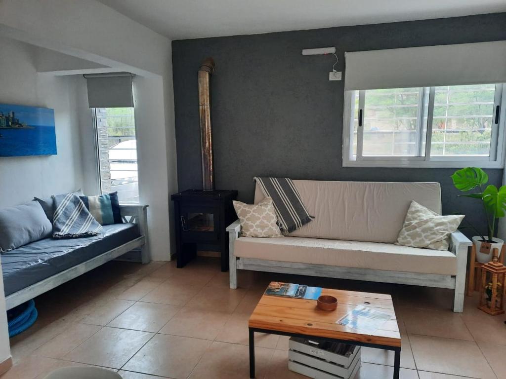 ein Wohnzimmer mit einem Sofa und einem Couchtisch in der Unterkunft VILLA CUBA in Villa Rumipal