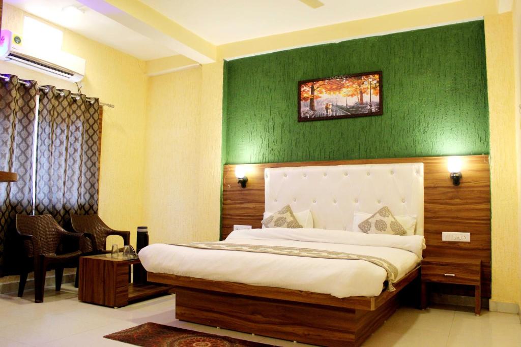 A bed or beds in a room at HOTEL SHIVALAY