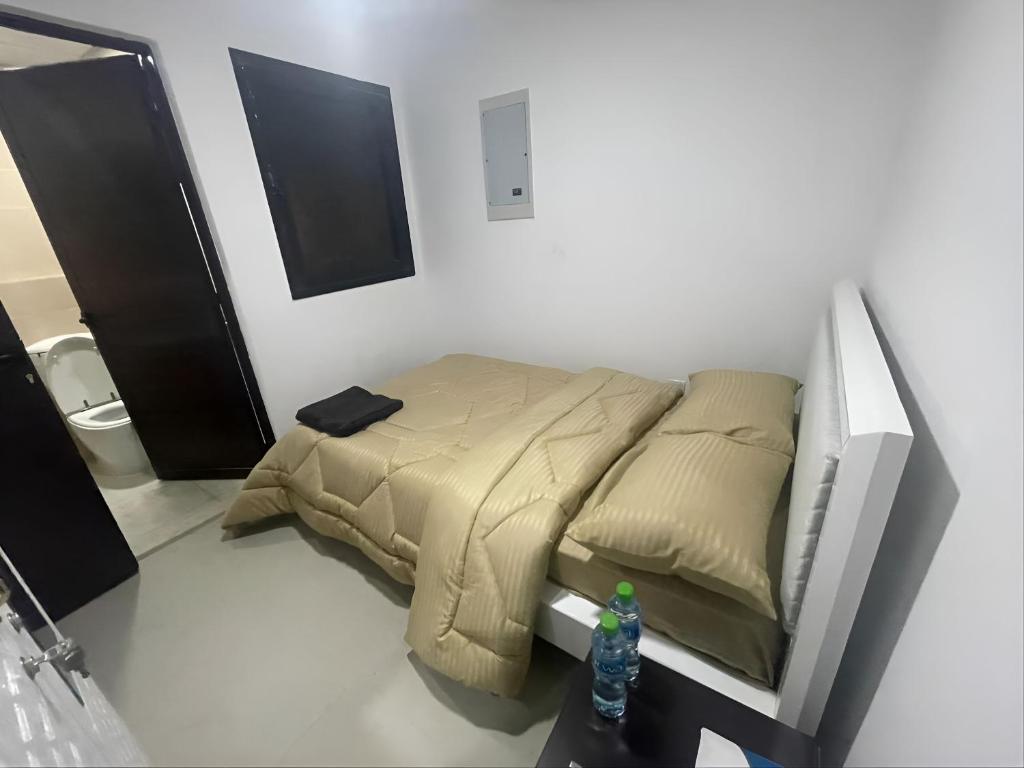 Lova arba lovos apgyvendinimo įstaigoje Heart of Abu Dhabi - Nice Affordable Master Room