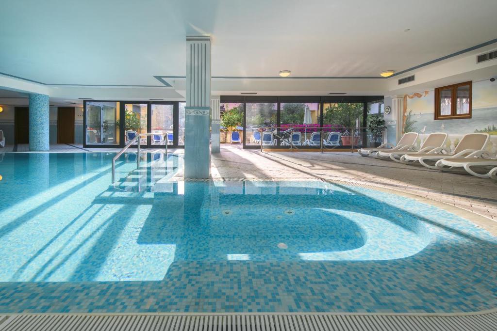 Bazén v ubytování Hotel Garda Bellevue nebo v jeho okolí