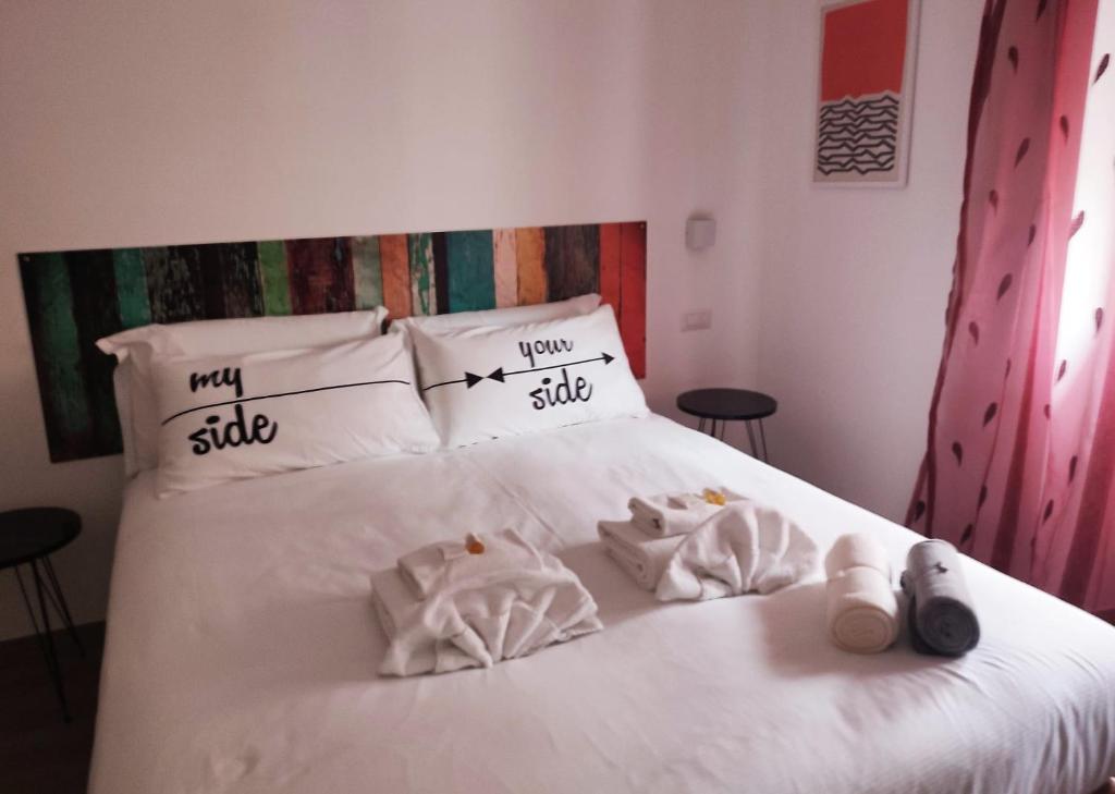 Bagnera51 في روما: غرفة نوم بسرير ذو شراشف ووسائد بيضاء