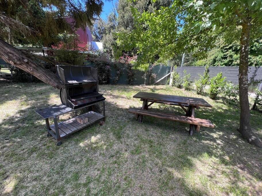 einen Grill, einen Picknicktisch und eine Bank in der Unterkunft Casa Circuito Chico in San Carlos de Bariloche