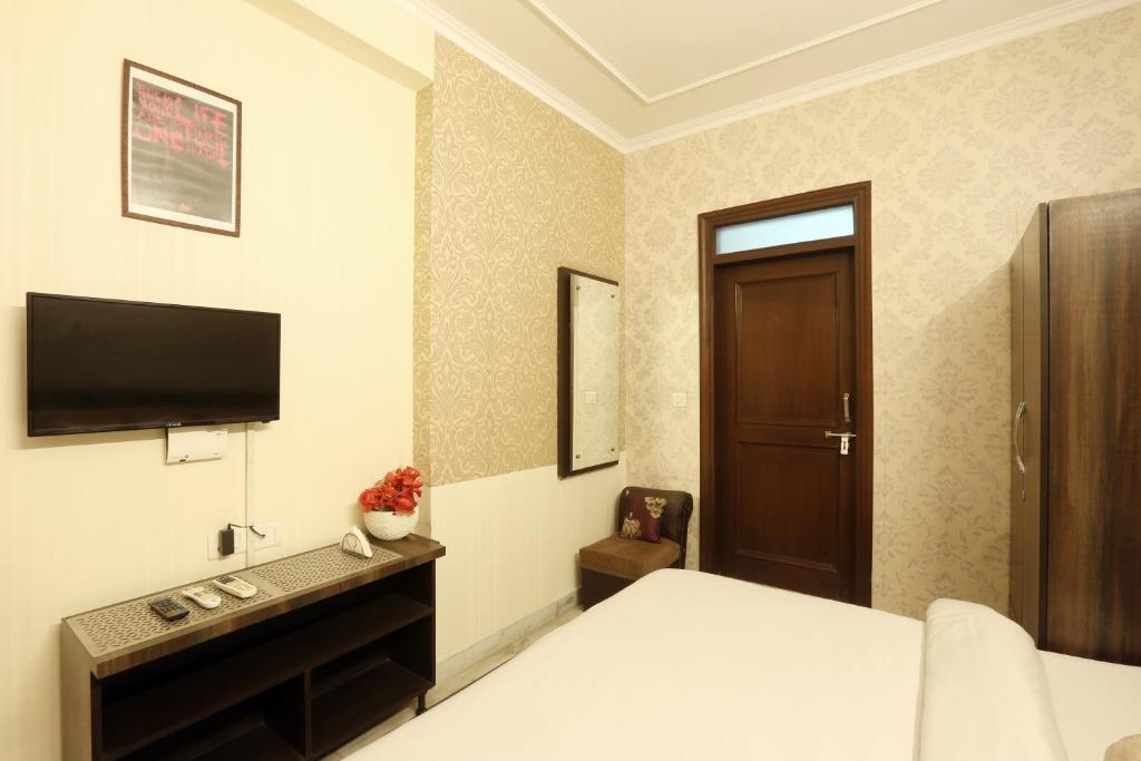 TV a/nebo společenská místnost v ubytování Hotel Sunrise View - Noida Sector 104