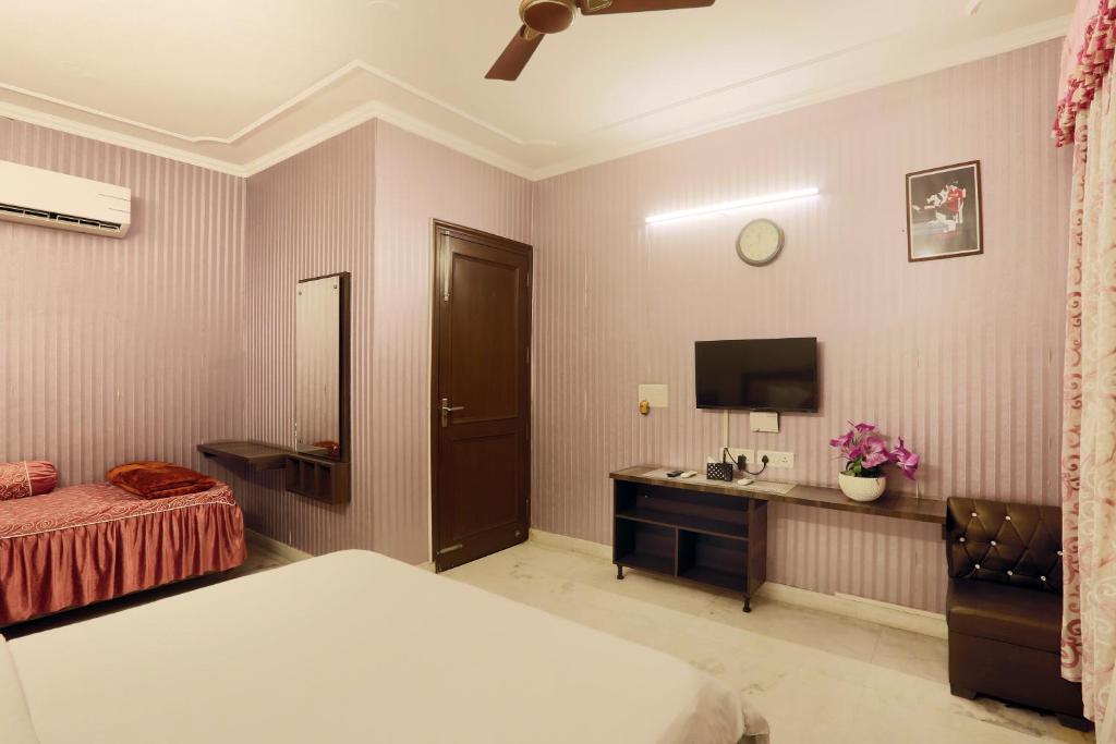 Postel nebo postele na pokoji v ubytování Hotel Sunrise View - Noida Sector 104