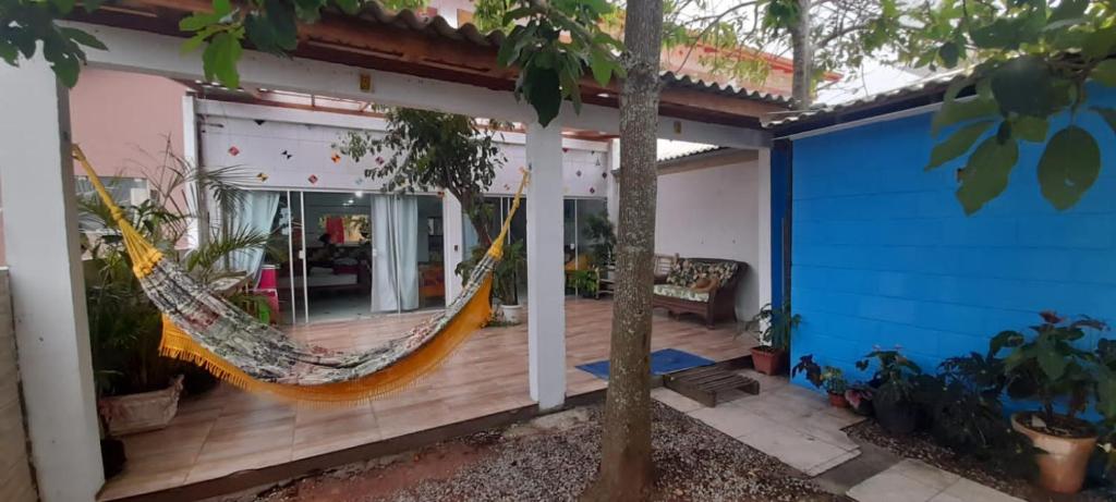 una casa con amaca sul portico anteriore di Casa a 300 metros da Praia da Pinheira ,3 km da Guarda do Embaú Sc a Palhoça