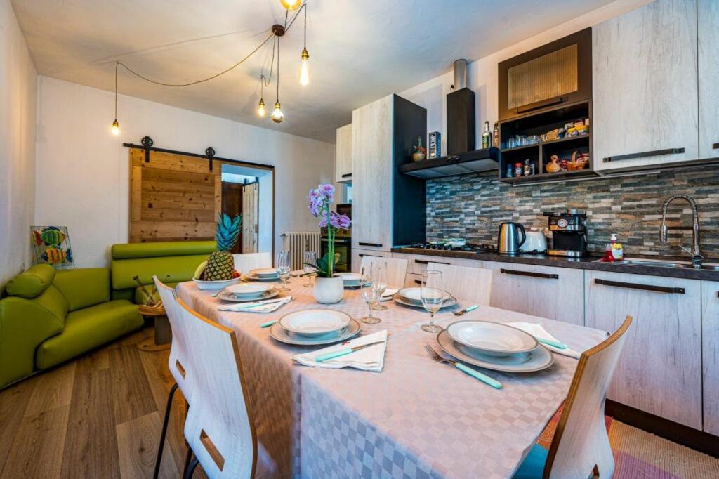 Kuchnia lub aneks kuchenny w obiekcie VILLA LAGO foreground - Pet friendly stay- garden-parking-Lake view- Bike friendly holiday house