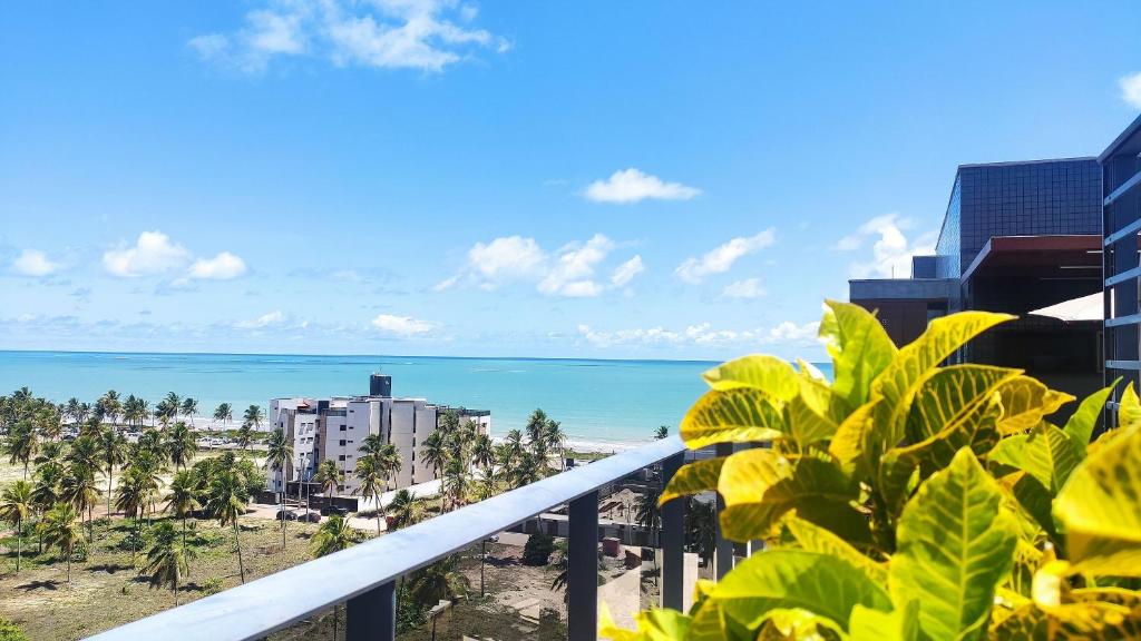widok na plażę z balkonu ośrodka w obiekcie Park Del Prado-INTERMARES w mieście Cabedelo