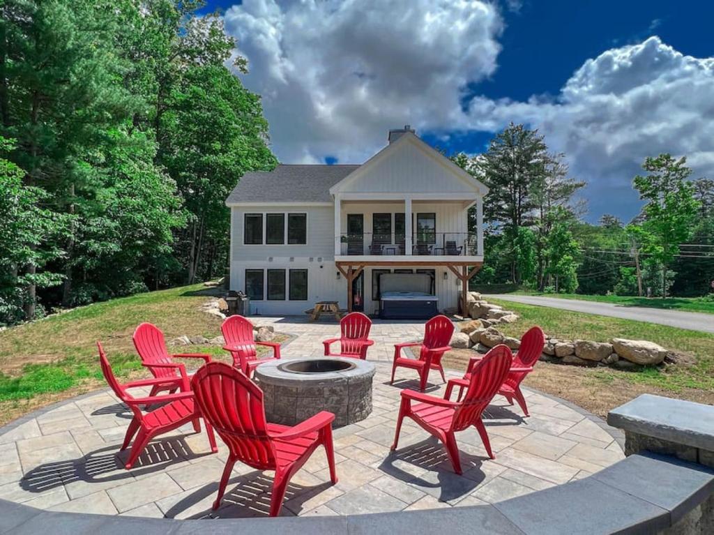 Birch Haus New Luxury Home with Views and Hot Tub, Conway Updated