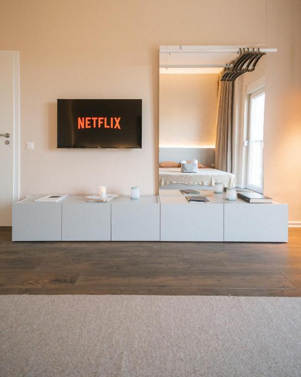TV a/nebo společenská místnost v ubytování ETERN Apart Hotel