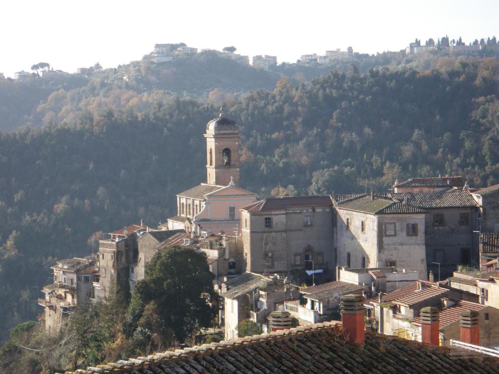 a town with a clock tower on top of a hill at Parva Domus in 29 in Morlupo