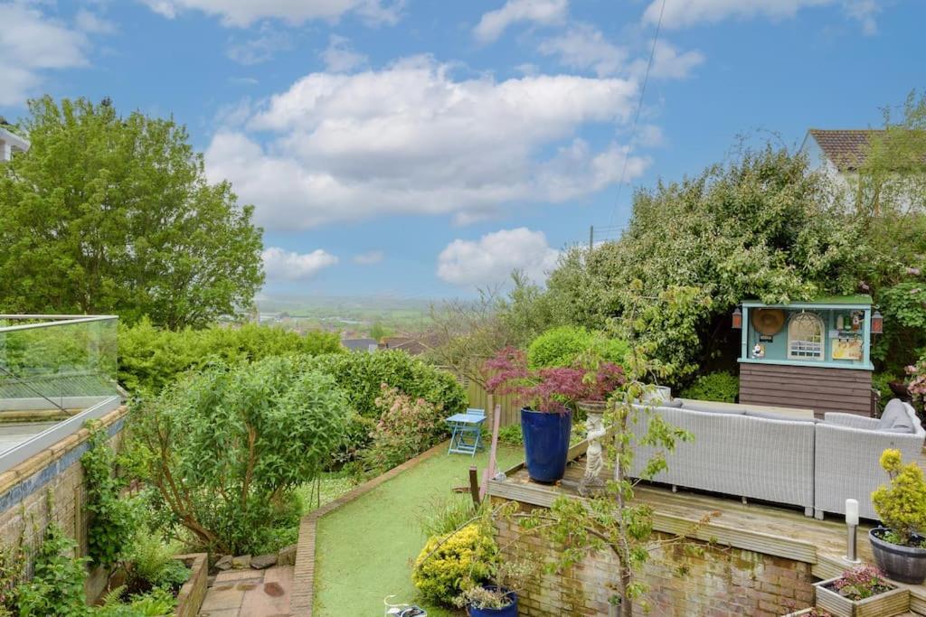 uma vista para um jardim a partir do telhado de uma casa em The Chestnuts em Glastonbury