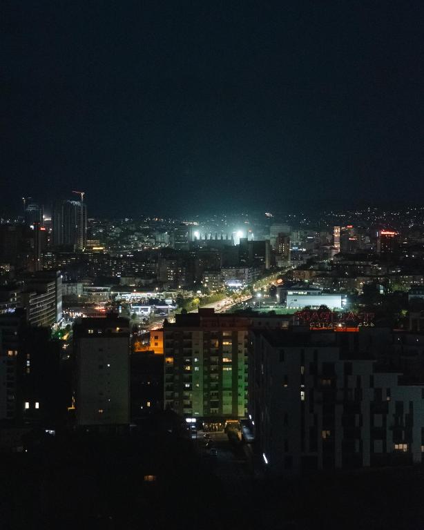 Nespecifikovaný výhled na destinaci Priština nebo výhled na město při pohledu z aparthotelu