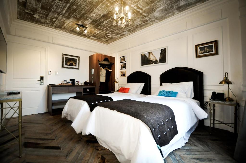 Tempat tidur dalam kamar di Hotel Clasico