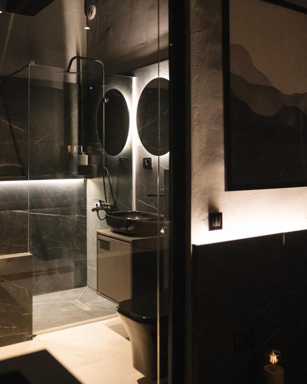 Koupelna v ubytování ETERN Apart Hotel