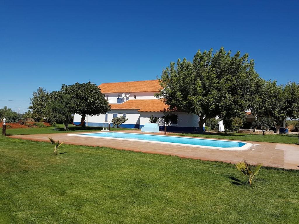 a swimming pool in a yard next to a house at Quinta da Paz in Borba