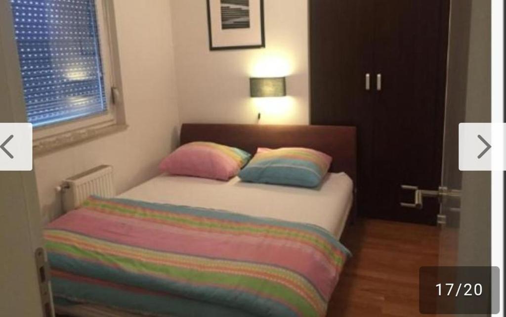 ein Bett mit zwei Kissen auf einem Zimmer in der Unterkunft Andrea in Banja Luka