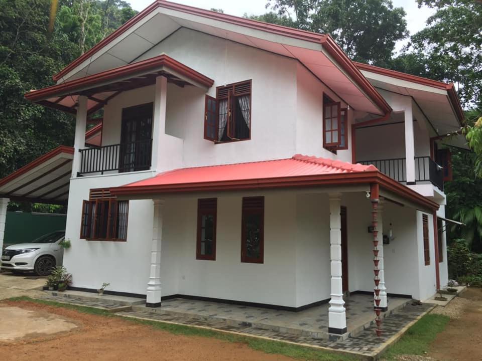 Kuruwita的住宿－EcoBliss Villa Ekneligoda，红色屋顶的房子