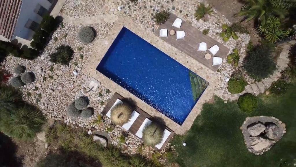 an overhead view of a large blue swimming pool at Finca Dariana Padel & Pool in Alora