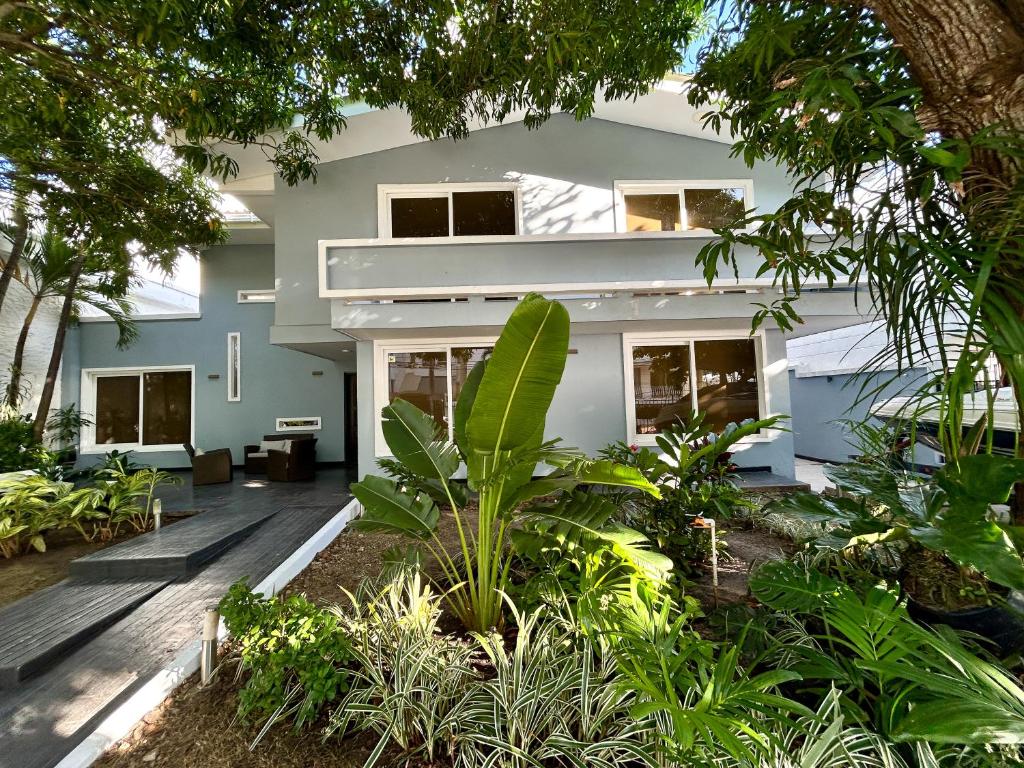 una casa blanca con muchas plantas en Casa Encanto Del Mar, en Cartagena de Indias