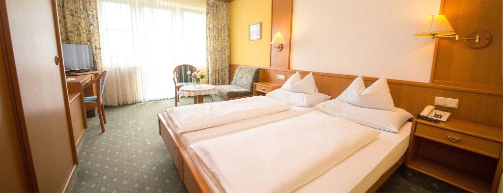 Postel nebo postele na pokoji v ubytování Garni Hotel Danja Herold e. U.