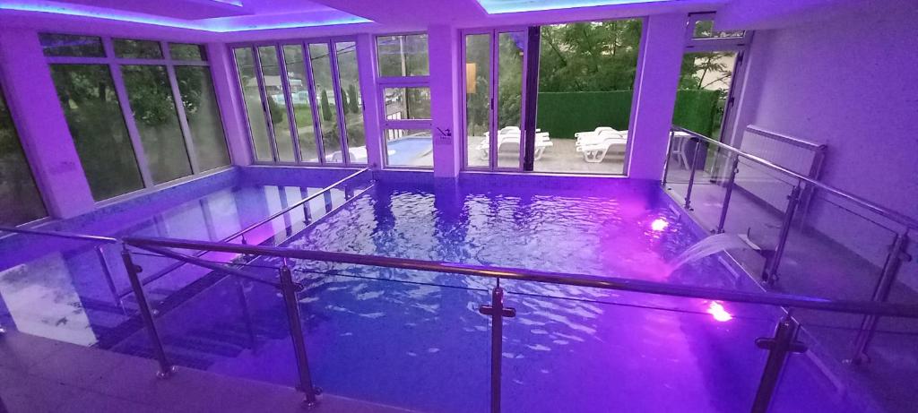 Bazén v ubytování Apartmani & SPA Matin Breg nebo v jeho okolí