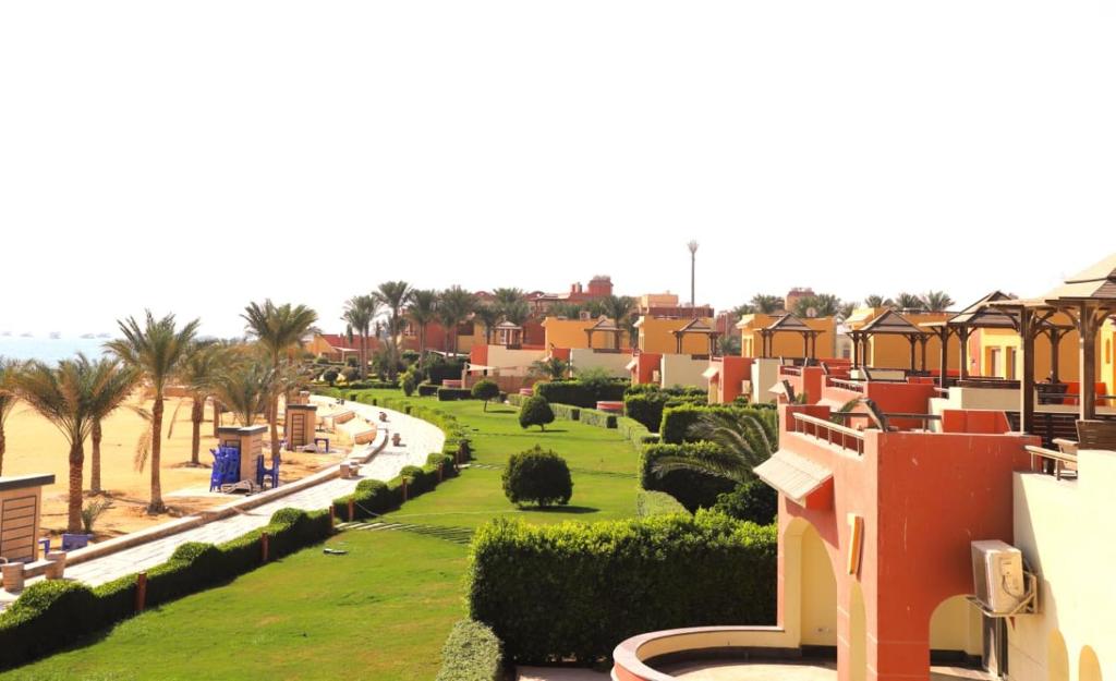 Al Ḩafāʼir的住宿－Utopia Villas - Ain Soukhna，享有棕榈树和房屋的城市美景。