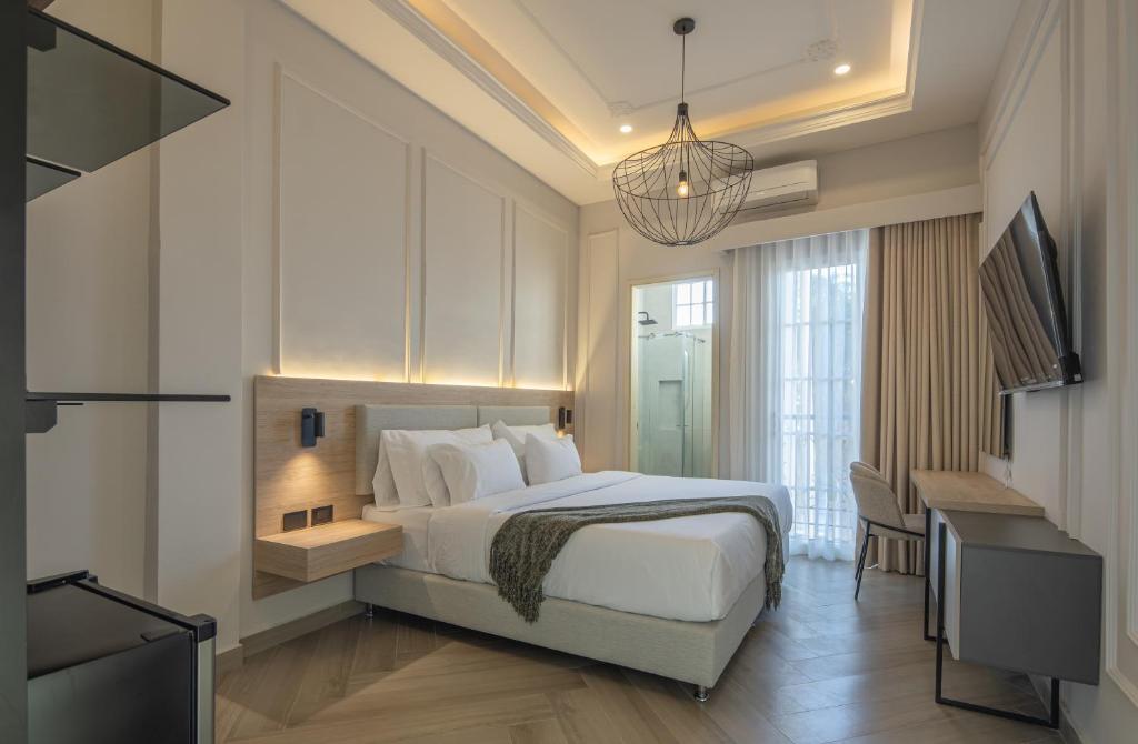 Tempat tidur dalam kamar di Basilica Hotel