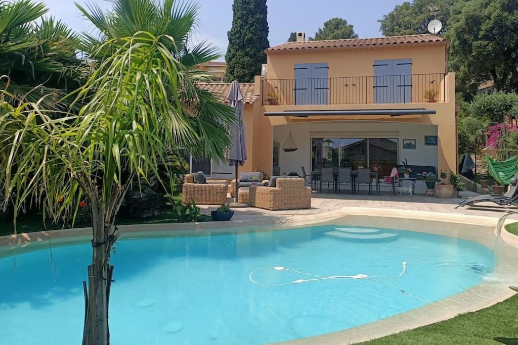 une grande piscine devant une maison dans l'établissement jolie villa avec vue mer, à Bormes-les-Mimosas